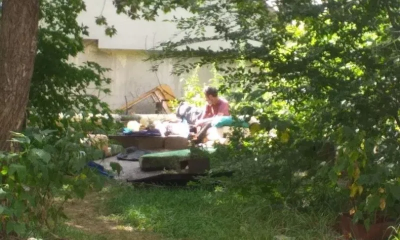 Бездомные поселились около детского сада в Барнауле