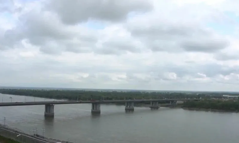 Водолазы спасли женщину, упавшую с моста в Барнауле