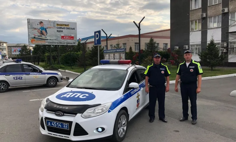 Инспекторы ДПС спасли семью из горящего дома в Камне-на-Оби