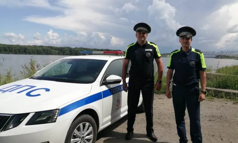 Сотрудники ГАИ спасли автоледи с приступом эпилепсии в Камне-на-Оби