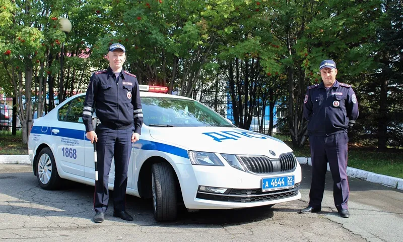 Сотрудники ДПС помогли барнаульцу добраться до больного ребенка