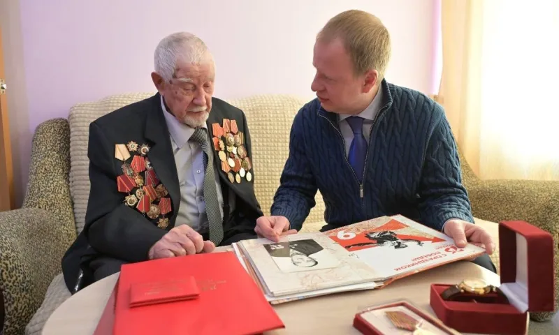 С 100-летним ветераном войны встретился губернатор Алтайского края
