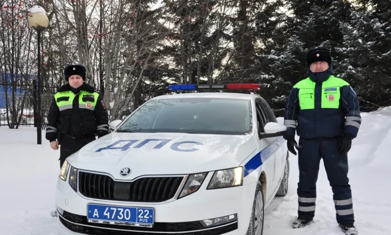 Сотрудники барнаульской Госавтоинспекции помогли заблудившемуся мальчику