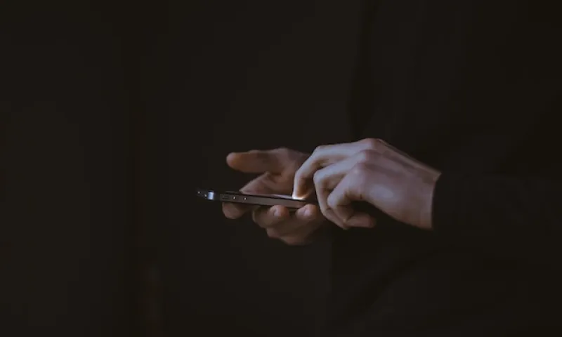 Почти все дети в России используют смартфоны ночью