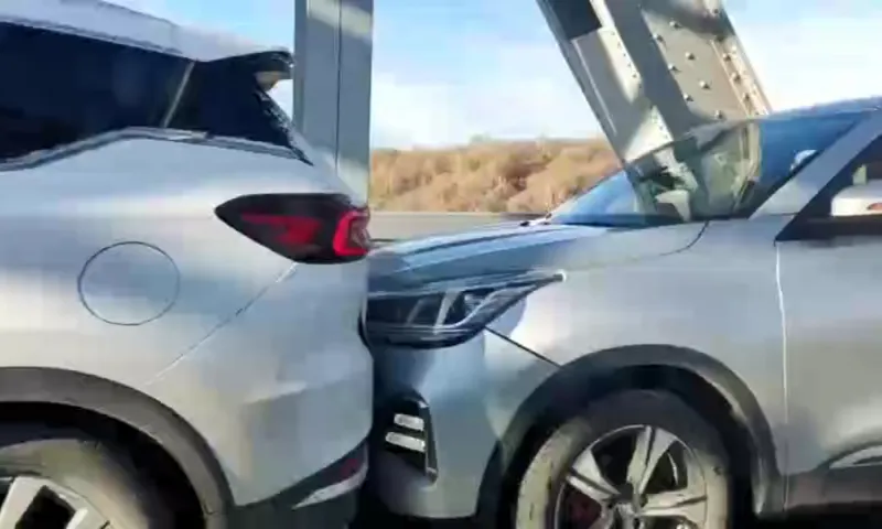 Пять автомобилей врезались друг в друга на Старом мосту в Барнауле