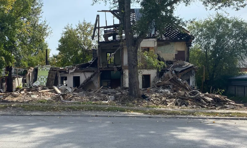 Аварийный дом сносят в Барнауле