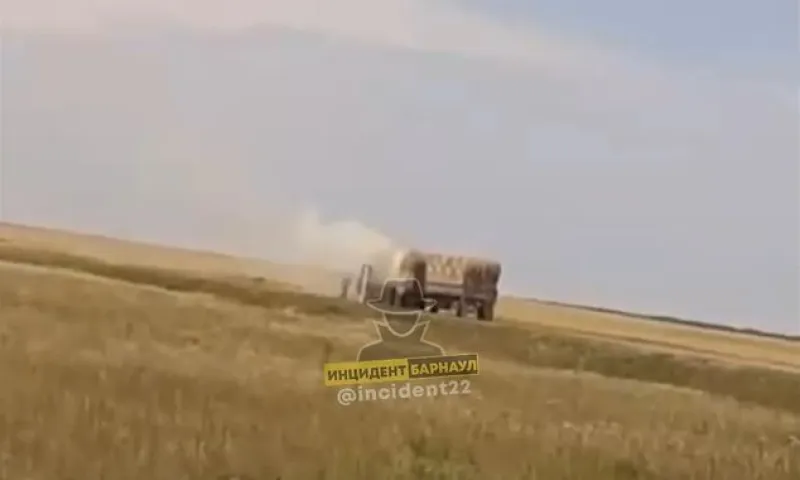 Сено задымилось на грузовом автомобиле в Алтайском крае 