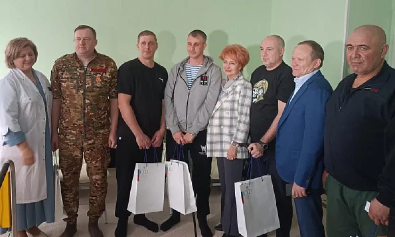 «Здесь всё на высшем уровне»: проходящих реабилитацию в Барнауле бойцов СВО посетил сенатор РФ и депутат АКЗС