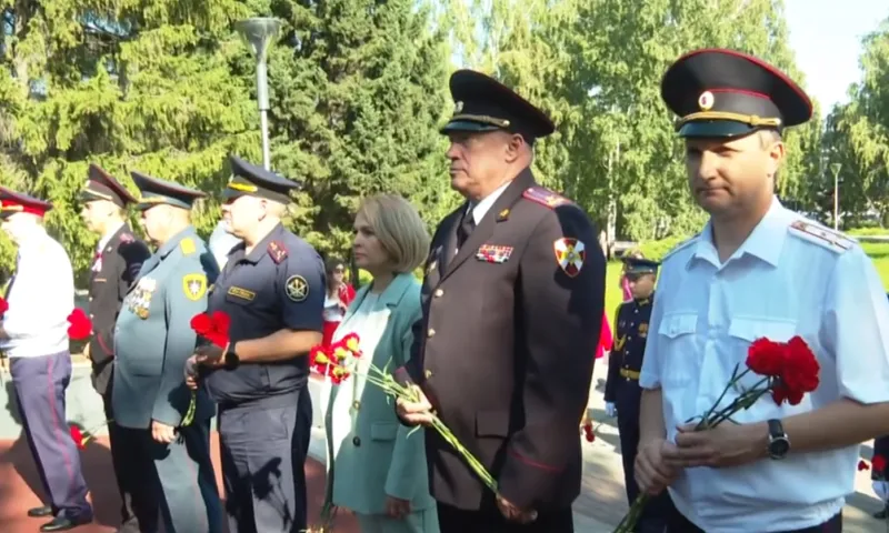 Виктор Томенко возложил цветы к Мемориалу Славы в честь 80-летия победы в Курской битве
