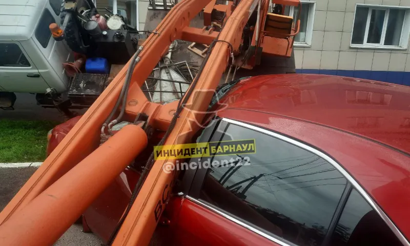 Автовышка рухнула на машину в Барнауле