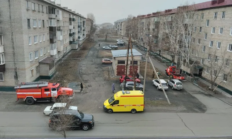 Спасатели из Камня-на-Оби залезли на четвертый этаж дома для спасения пожилой женщины