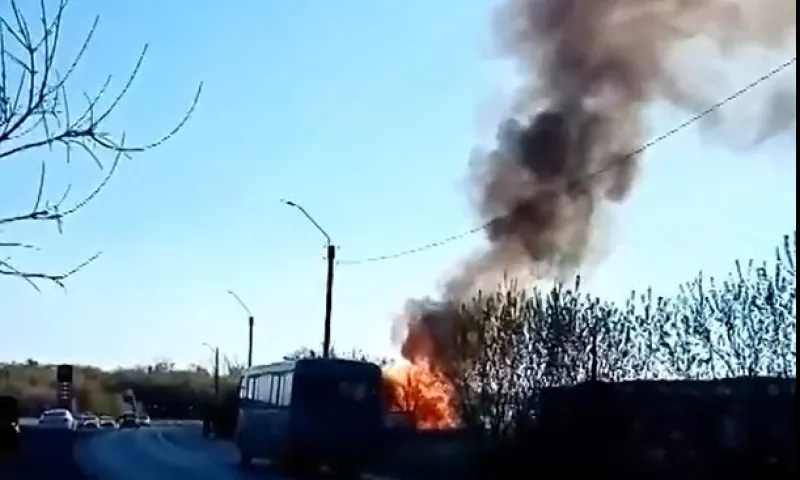 В Новоалтайске горит склад рядом с газовой заправкой