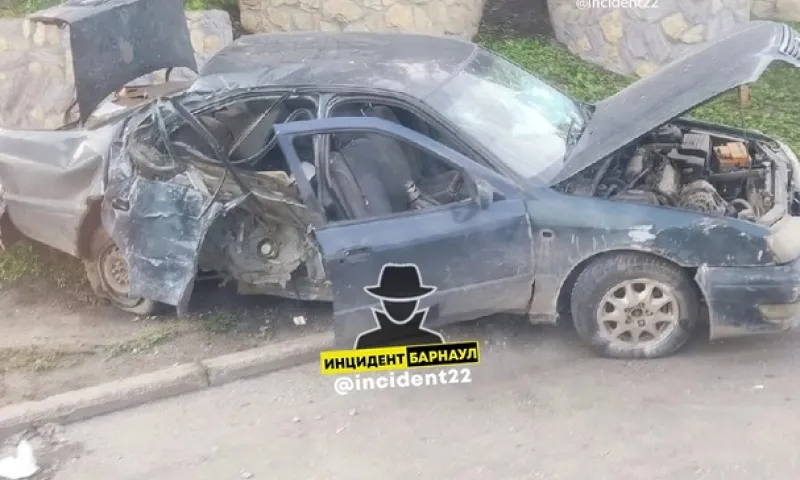 Автомобиль врезался в столб в Барнауле