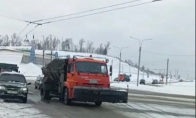 В круглосуточном режиме: как ликвидируют последствия снегопада на улицах Барнаула