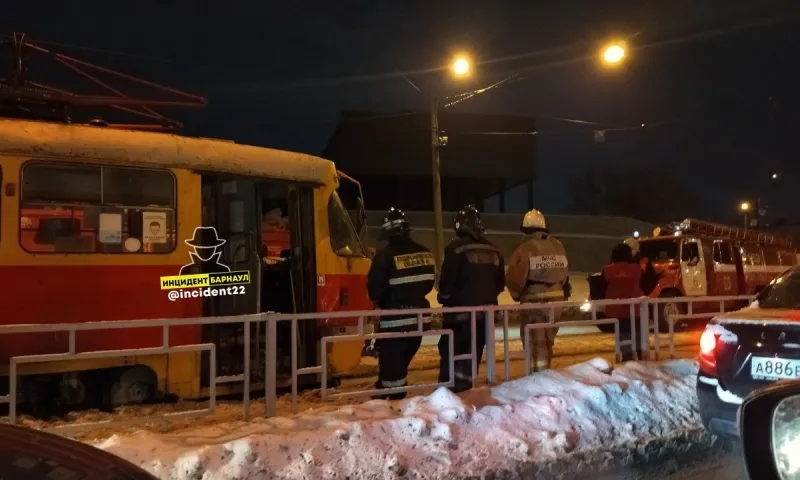 Трамвай с пассажирами внутри загорелся в Барнауле