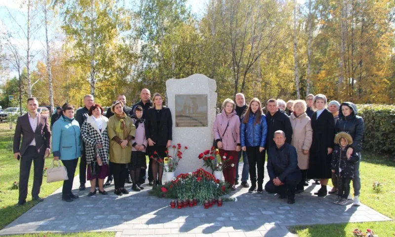 Аллею памяти бойцов СВО открыли возле барнаульской школы