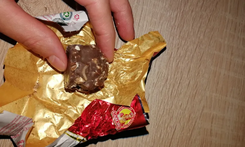 Жительница Барнаула купила на день рождения конфеты с начинкой из червей