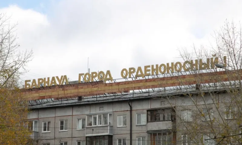Буквы «Барнаул – город орденоносный» демонтируют с крыши дома возле кинотеатра «Мир»