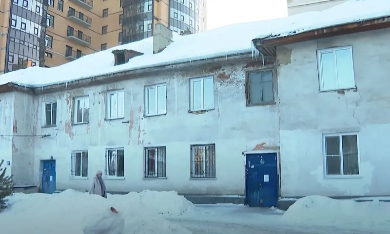 Трещины появились в жилом доме в Барнауле во время строительства здания поблизости. Следователи начали проверку
