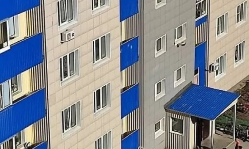 Труп женщины нашли под окнами многоэтажки в Бийске
