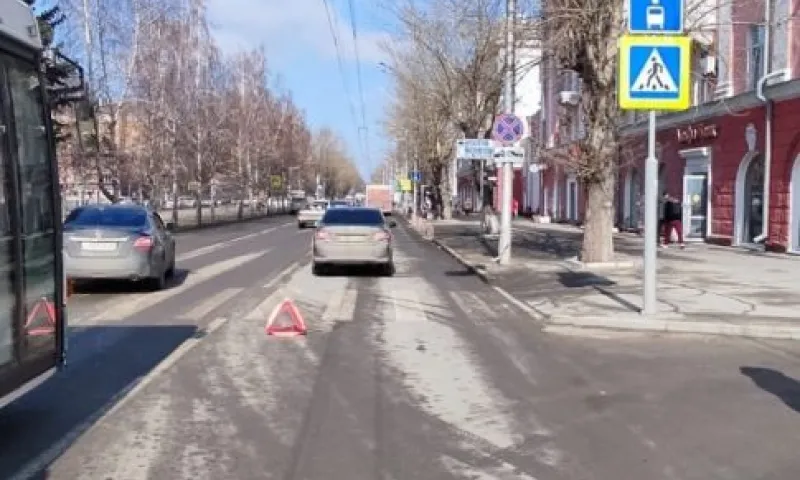 Девушка попала под колёса автомобиля в центре Барнаула