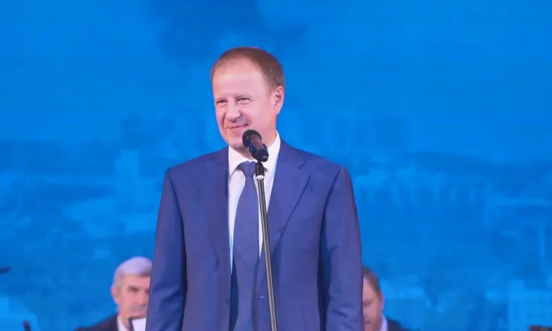Губернатор Алтайского края Виктор Томенко вручил государственные награды жителям Барнаула в День города