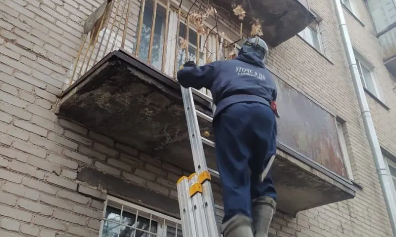 Барнаульские спасатели помогли медикам попасть в квартиру пенсионерки 