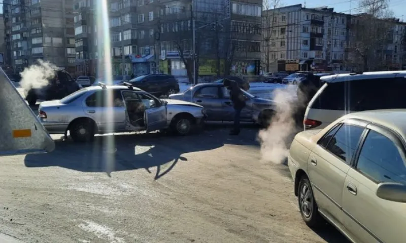 Четыре автомобиля разбились на перекрёстке с неработающим светофором в Бийске