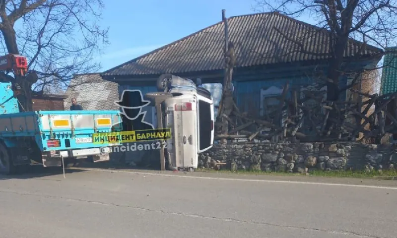 Автомобиль перевернулся и врезался в дом в алтайском селе