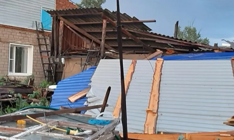 Жительнице Угловского района помогут восстановить пострадавший от урагана дом