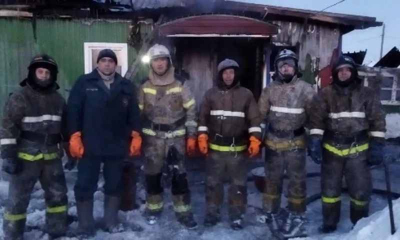 Пожарные спасли из горящего дома трех человек в Алтайском крае