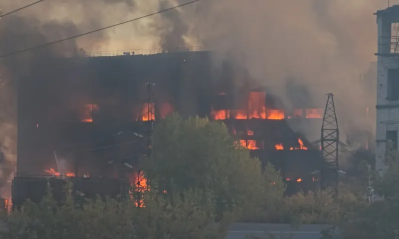 Уровень загрязнения воздуха проверят после крупного пожара в Барнауле