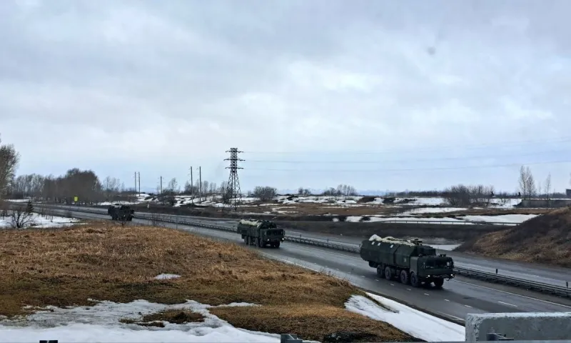 Участок трассы перекрыли в Алтайском крае из-за движения военных колонн