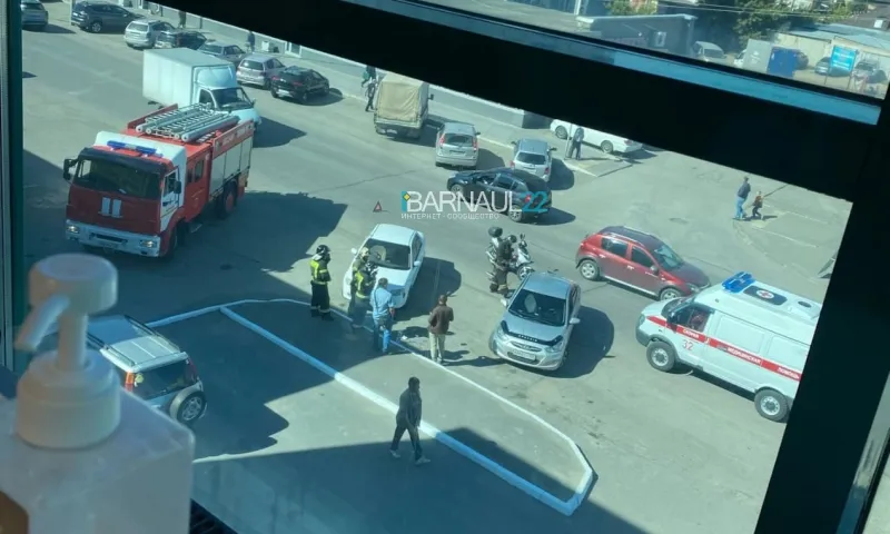 Водитель легкового автомобиля сбил мужчину на мопеде в Барнауле