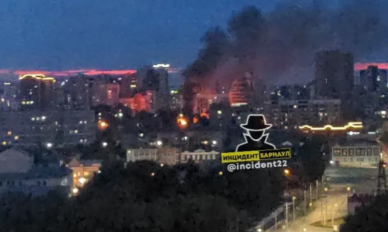 Заброшенный дом загорелся в Барнауле
