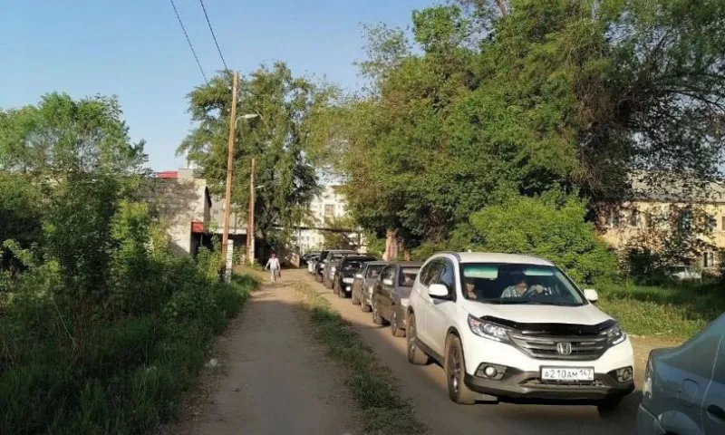 Большая пробка образовалась с утра на протяжении улицы Ткацкой в Барнауле