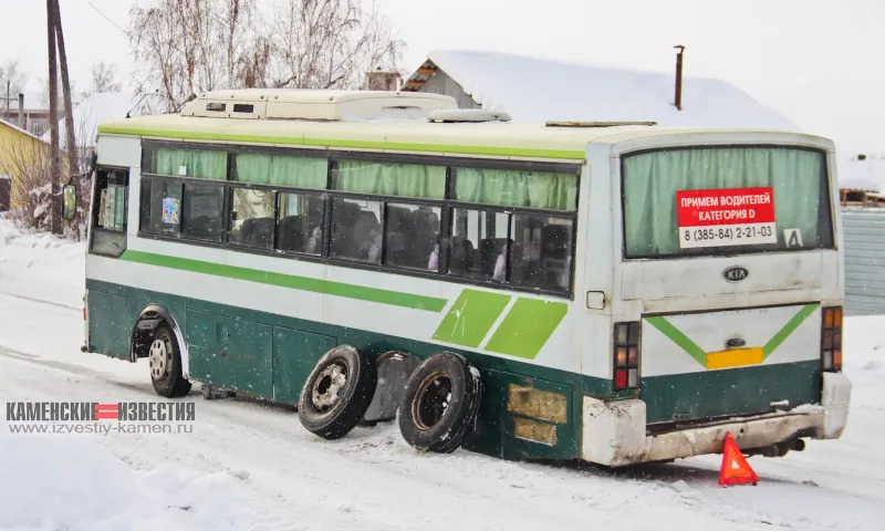 Колесо отвалилось у автобуса во время движения в Камне-на-Оби