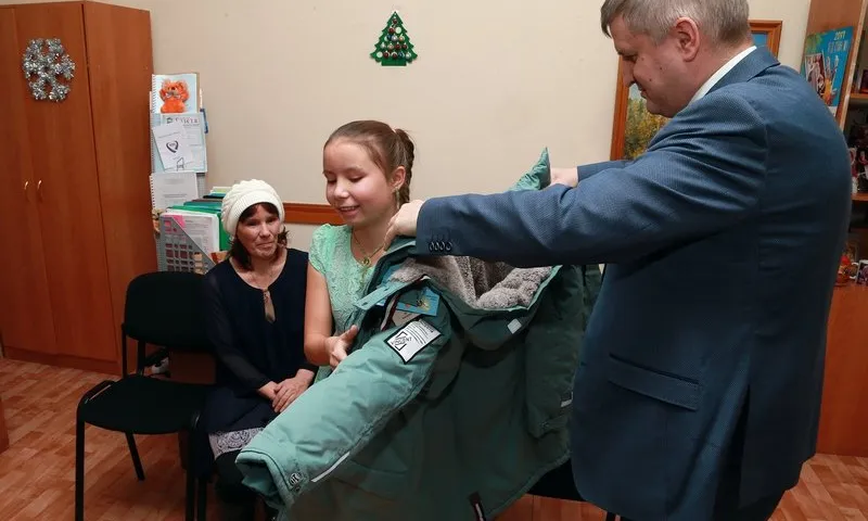 Губернатор Алтайского края исполнил новогоднее желание девочки из многодетной семьи
