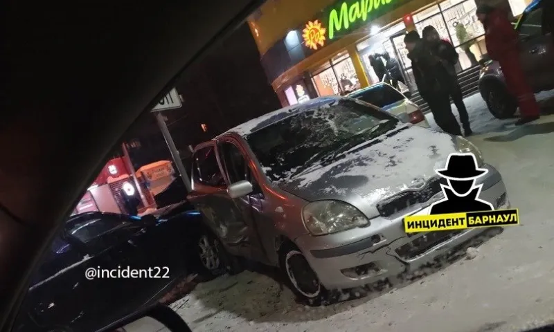 ДТП с участием трёх автомобилей произошло ночью в Барнауле
