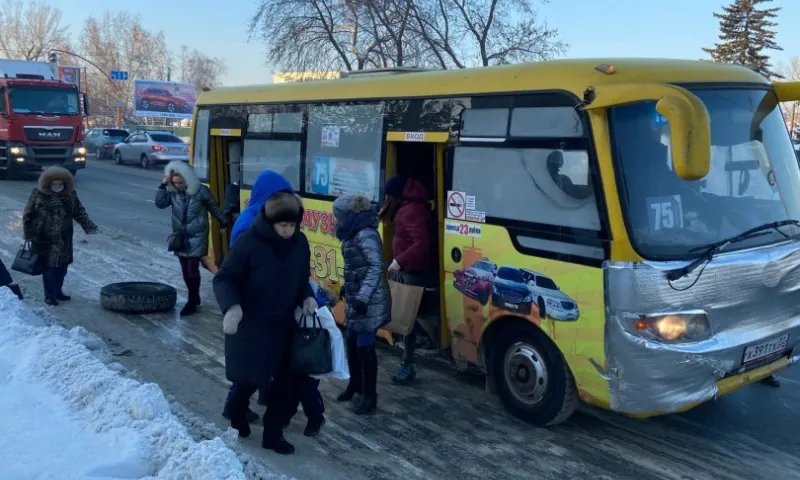 Колесо отвалилось у маршрутки в Барнауле