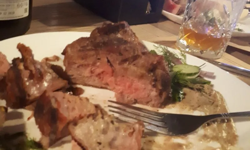 Сырое мясо и один салат на четверых: девушке не понравился корпоратив в барнаульском ресторане