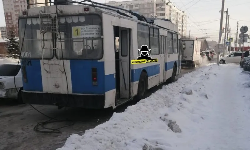 Тролейбус врезался в легковушку в Барнауле