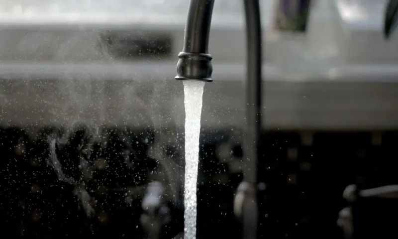 Горячую воду отключили у жителей Октябрьского района Барнаула