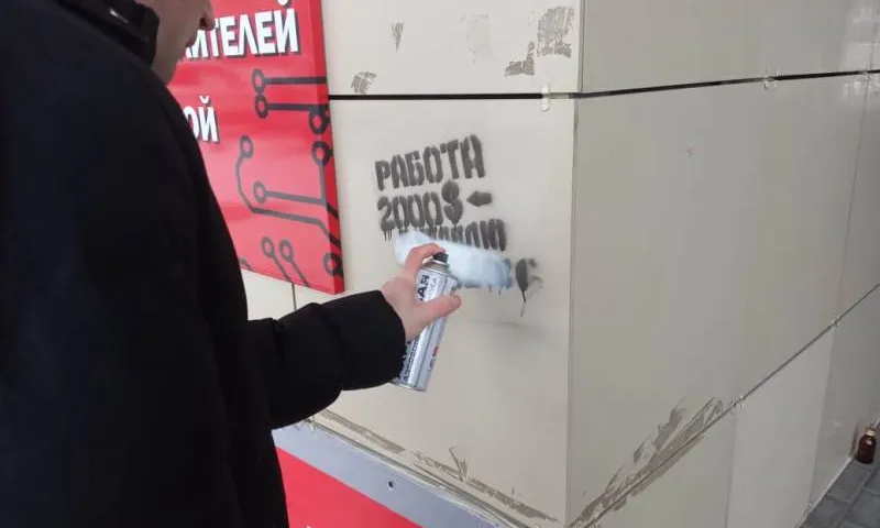 Полицейские и добровольцы закрасили более ста надписей в Барнауле