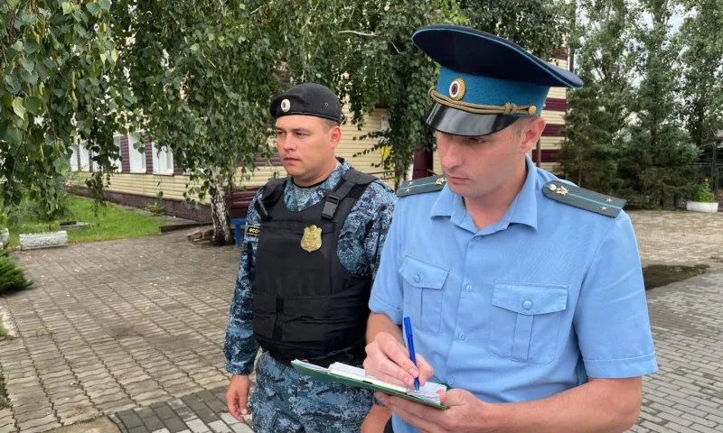 Судебные приставы помогли вернуть долг по зарплате жительнице алтайского села