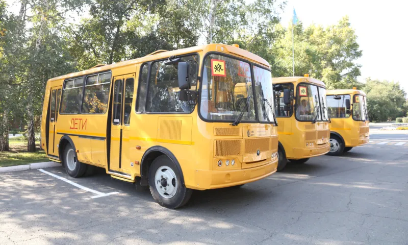 Три школы получили новые автобусы для учащихся в пригороде Барнаула