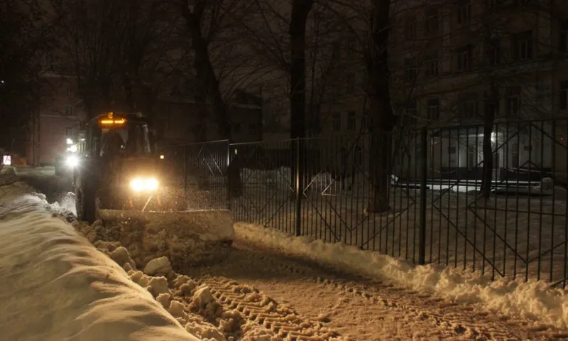 Более пяти тысяч кубометров снега вывезли ночью 26 ноября с дорог Барнаула