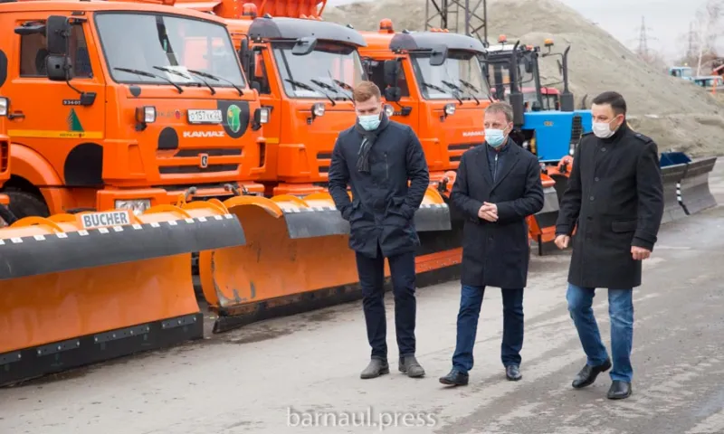 Мэр Барнаула проверил готовность городской снегоуборочной техники