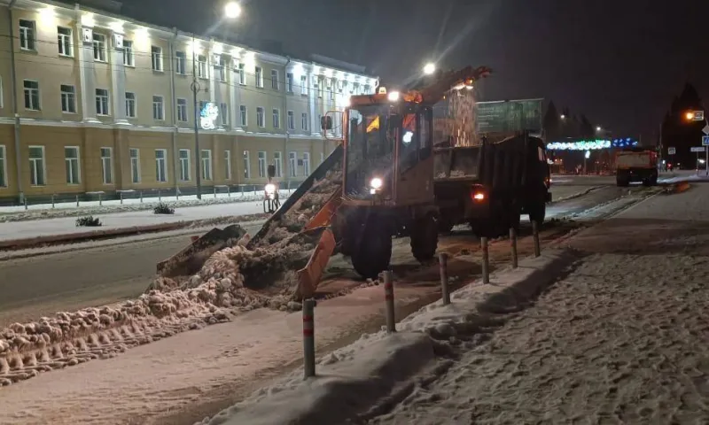 Снег вывозят с улиц Барнаула