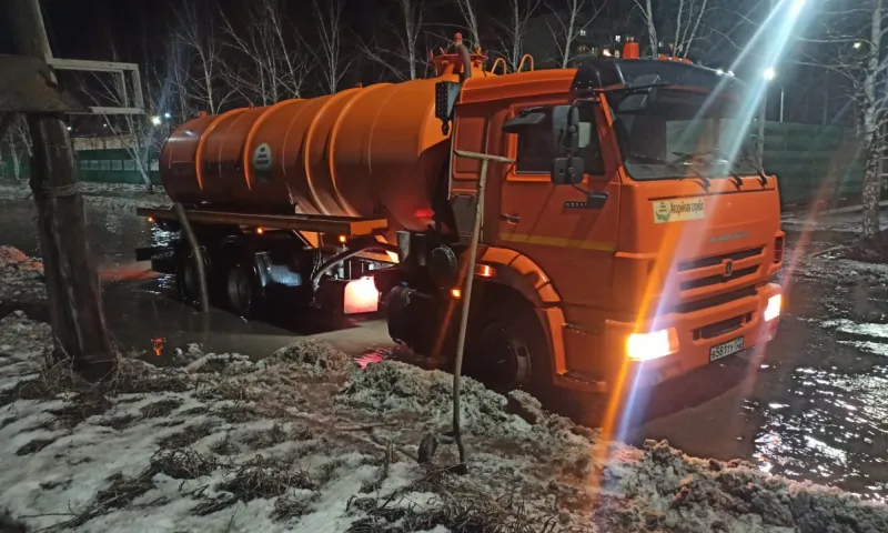 Талые воды откачивают с улиц Бийска